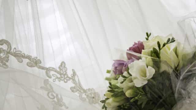 Modelo é desconvidada de casamento por ficar ‘muito bem’ em vestido