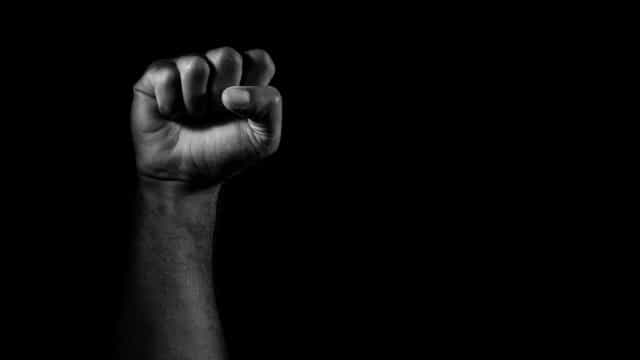 Alunos de colégio em MG trocam mensagens racistas em ofensa a colega de classe