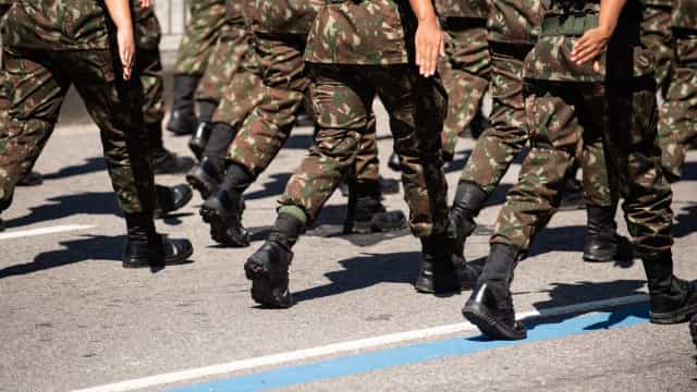 Militares exigem vacina, mas não a que protege da Covid-19