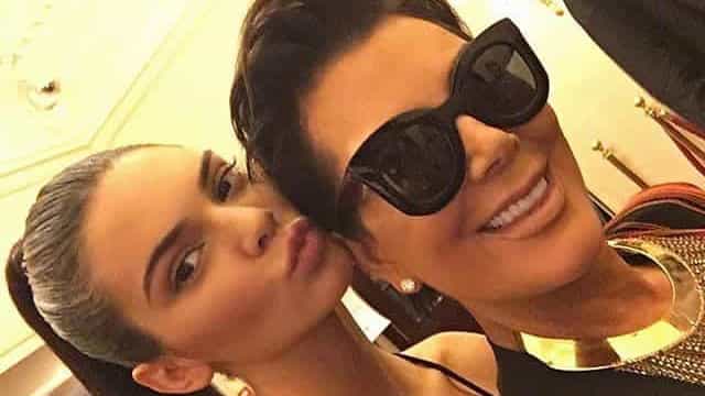 Kris Jenner presenteia membros da família com carros elétricos