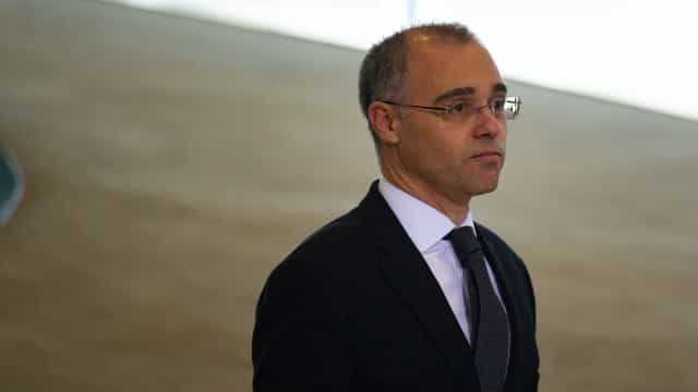Ex-advogado-geral da União assume cadeira de ministro no STF