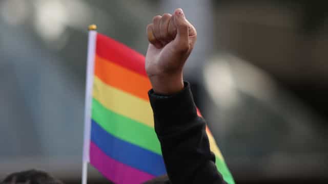 Falta avaliação adequada antes de cirurgia em crianças e jovens trans, diz psicóloga