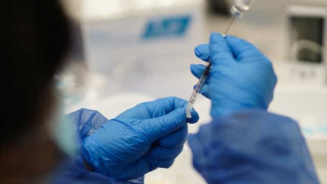 Saúde diminui intervalo da dose de reforço de cinco para quatro meses