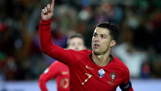 Cristiano Ronaldo, Lewandowski e Salah: craques ainda buscam vaga na Copa