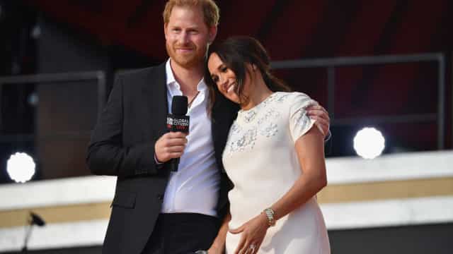 Príncipe Harry e Meghan Markle mostram filha bebé pela primeira vez