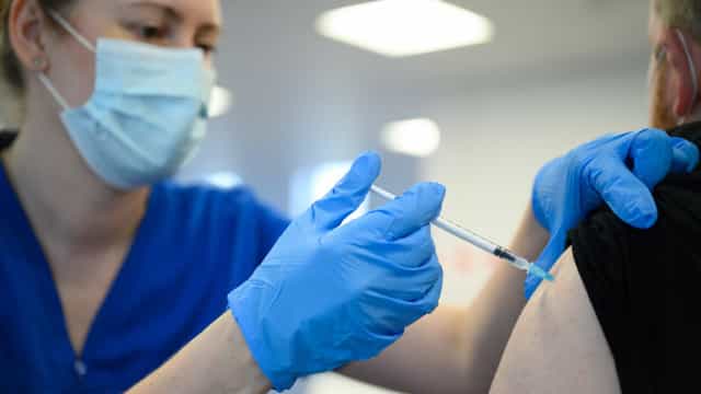 Vacinas são eficazes e não é hora de mudá-las, mas de garantir igualdade, diz OMS