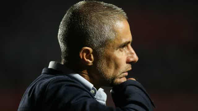 Com vaga direta na Libertadores, Sylvinho não vai antecipar férias no Corinthians