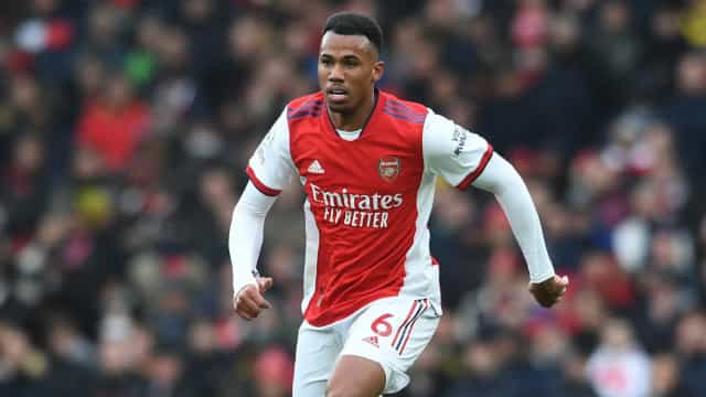 Zagueiro da seleção brasileira reage a assalto e briga com ladrão