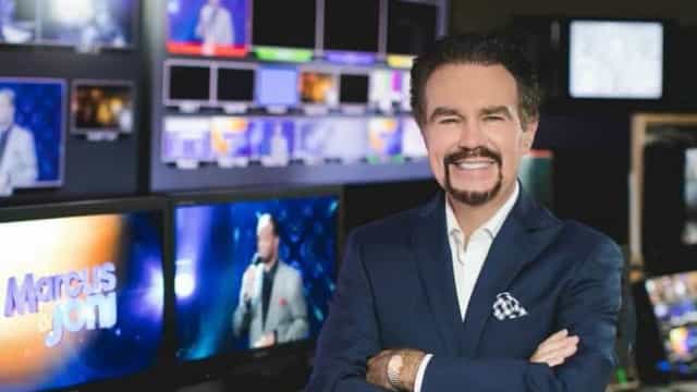 Apresentador Marcus Lamb, conhecido por ser antivacina, morre de Covid-19