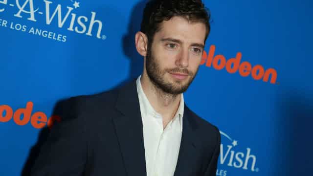 Ator de ‘Pretty Little Liars’ assume namoro com homem após 18 anos