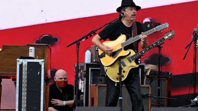 Carlos Santana cancela shows após cirurgia de emergência no coração