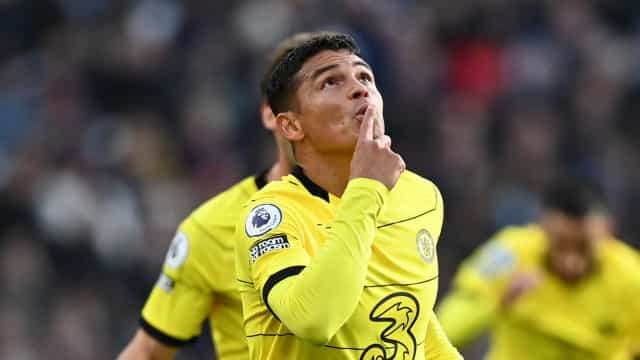 Thiago Silva marca, mas Chelsea sofre na defesa e leva virada do West Ham