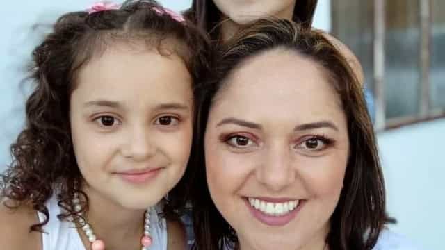 Mãe e filhas de 8 e 13 anos morrem após carro colidir com caminhão em SC