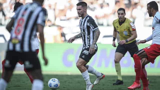 Atlético-MG vence o Bragantino com viradas, entrega da taça e festa no Mineirão