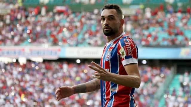 Com 2 de Gilberto, Bahia derrota Fluminense e segue vivo na luta contra descenso