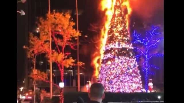 Sem-abrigo ateia fogo a árvore de Natal no centro de Nova Iorque