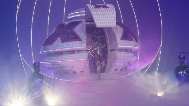 Xuxa se emociona ao descer de nave no pré-show do Prêmio Multishow