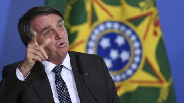 Bolsonaro briga por 45 mil policiais, enquanto 1 milhão de servidores não têm reajuste há 5 anos