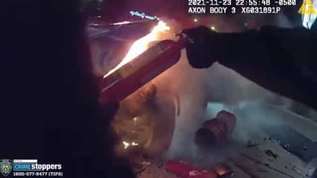 Policiais resgatam motorista de carro em chamas em Nova York