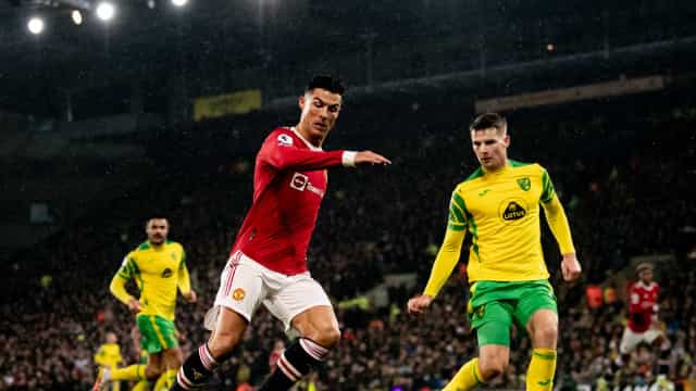 Cristiano Ronaldo marca, Manchester United vence 3ª seguida e sobe para 5º lugar