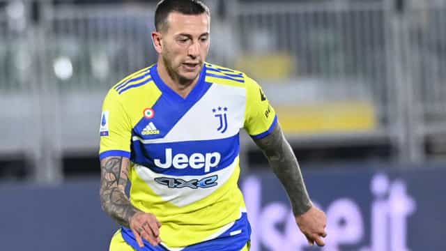 Juventus perde Dybala no início, empata com Venezia e perde uma posição