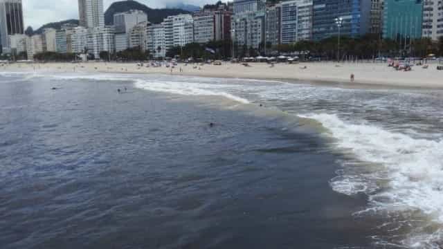 Mar com coloração escura assusta banhistas no Rio de Janeiro