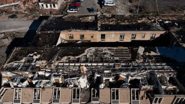 Mortos por tornados nos EUA passam de 90, e equipes buscam sobreviventes