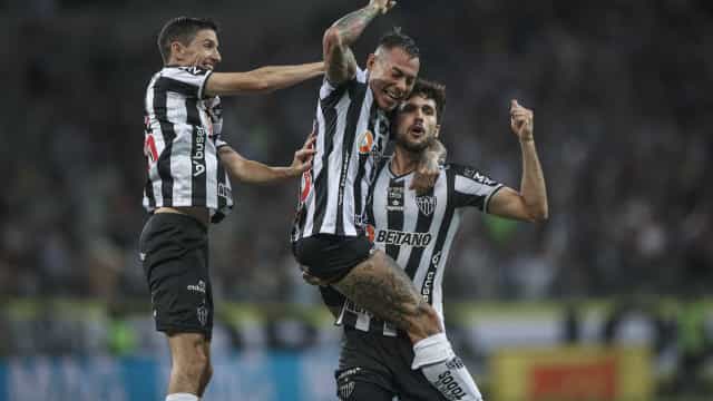 Atlético-MG goleia o Athletico-PR e encaminha o título da Copa do Brasil