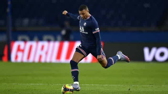 Sem Neymar, Mbappe faz 2, PSG bate Monaco e continua tranquilo no Francês
