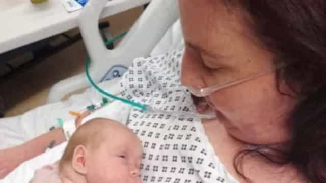 Mulher acorda do coma e descobre que é mãe de uma menina