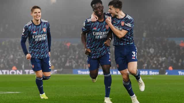 Com 3 gols brasileiros, Arsenal vence Leeds no único jogo não adiado do Inglês