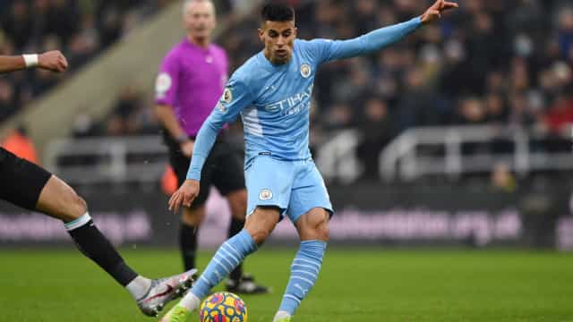 City bate Newcastle em nova goleada e garante liderança; Chelsea fica para trás