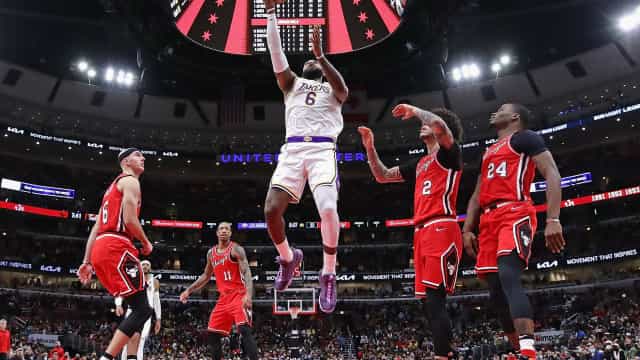 Bulls derrotam os Lakers no 1º jogo após surto de covid-19; Suns vencem Hornets