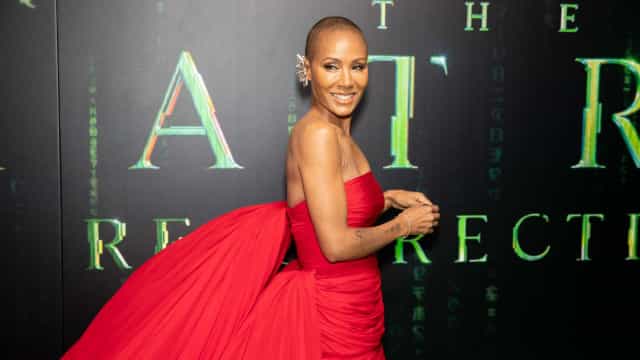 Jada Pinkett Smith deslumbrante com um vestido vermelho de ‘princesa’