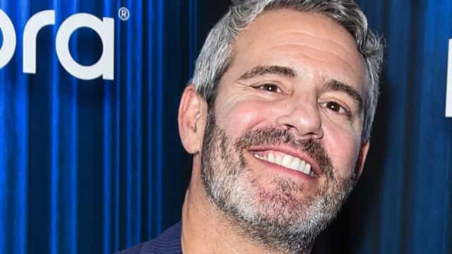 Andy Cohen pega Covid-19 pela segunda vez e fica ‘muito doente’