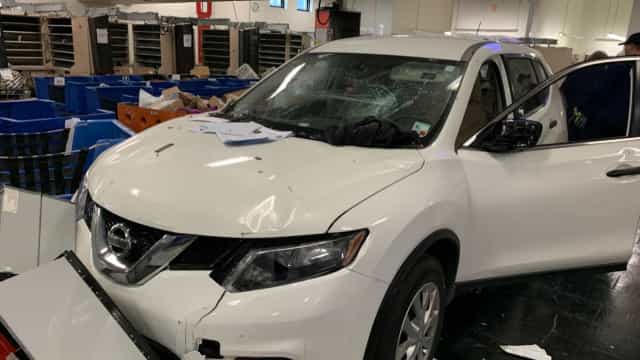 Idosa confunde freio com acelerador e ‘invade’ posto de Correios