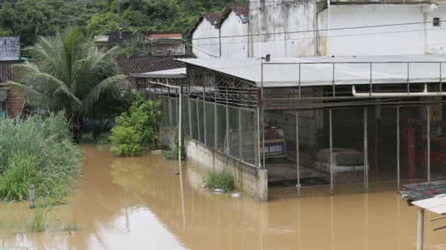 Chega a 18 total de mortos em enchentes que atingem 58 cidades na Bahia