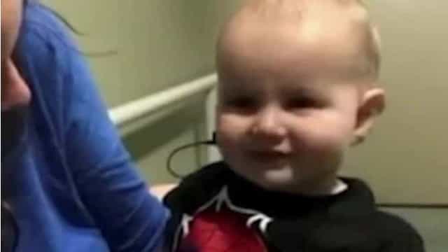 Bebê surdo ouve pais pela 1.ª vez e reação emociona