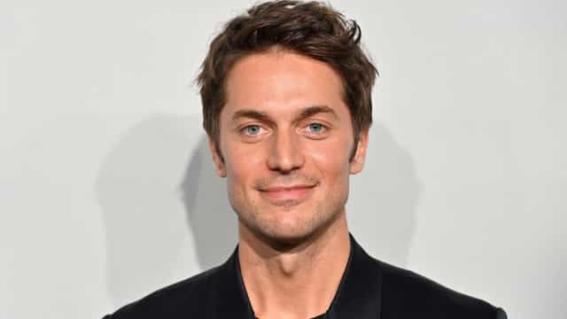 Ator de ‘Emily in Paris’ diz que ‘ser famoso é a pior coisa que pode acontecer’