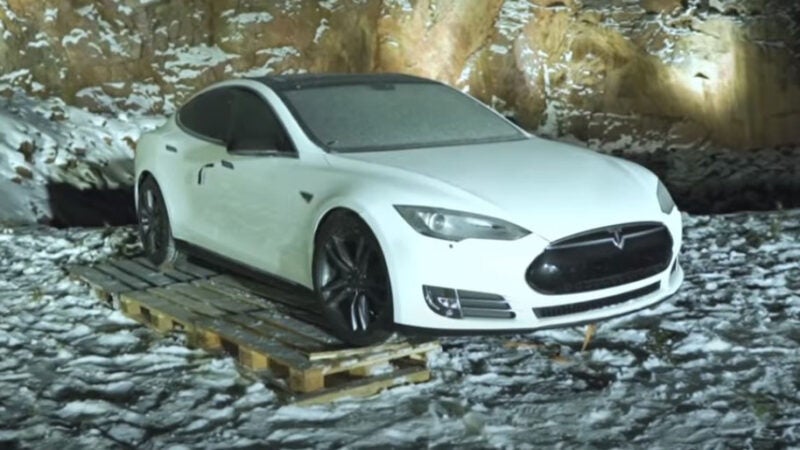Dono insatisfeito explode Tesla S com 30 kg de dinamite (vídeo)