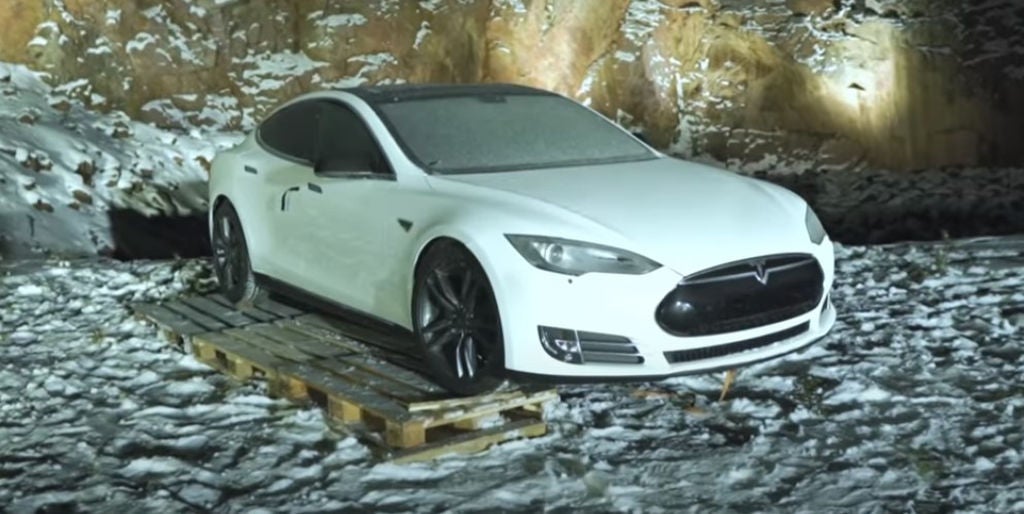 Dono insatisfeito explode Tesla S com 30 kg de dinamite (vídeo)