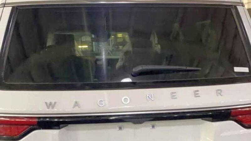 Jeep Wagoneer 2022 tem emblema desnivelado na linha de montagem