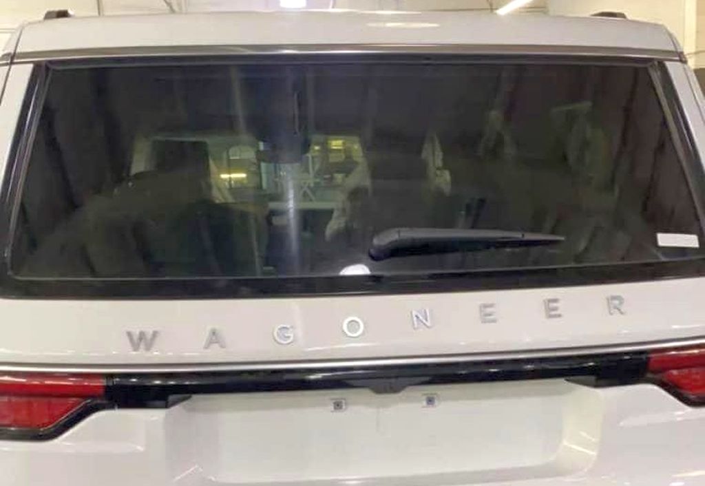 Jeep Wagoneer 2022 tem emblema desnivelado na linha de montagem