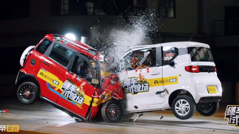 Bateu, morreu? Chinês Wuling Mini EV quer provar que não (vídeo)