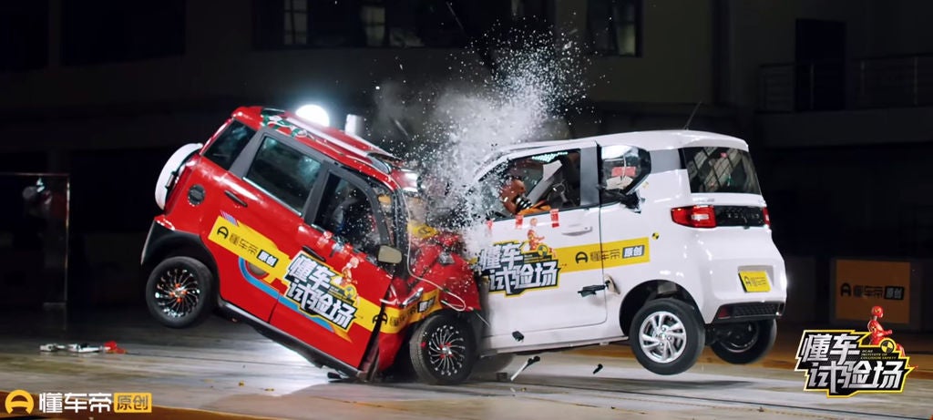 Bateu, morreu? Chinês Wuling Mini EV quer provar que não (vídeo)