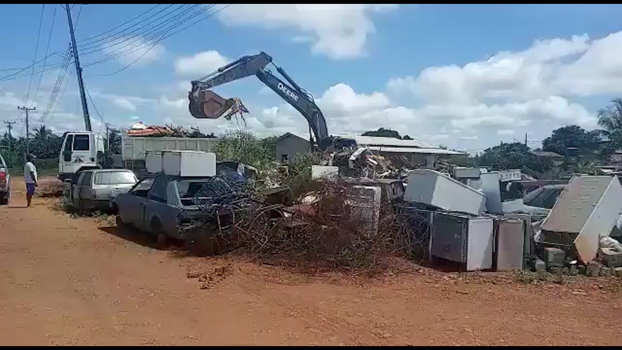 Prefeitura de Novo Mundo desocupa terreno público usado como ‘ferro velho’ e promove a limpeza