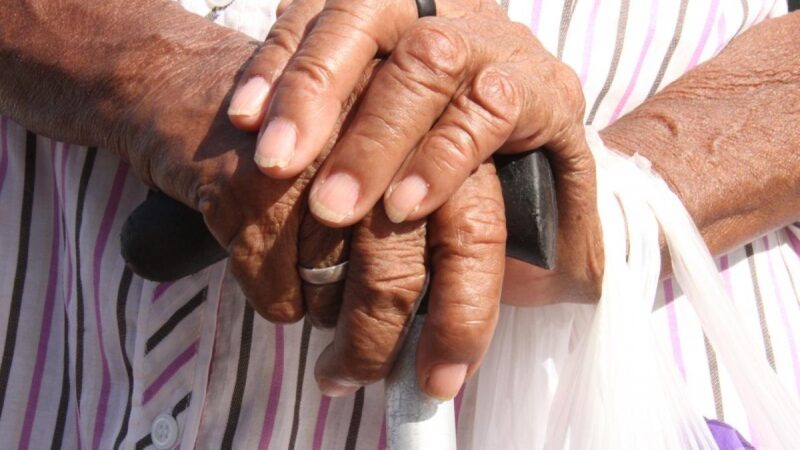 Filho tenta bater na mãe com vara, agride o pai idoso e acaba preso