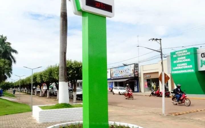 Agência Sicredi instala relógio digital no centro de Guarantã do Norte