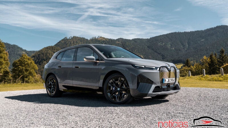 BMW iX ganha versão M60 com 619 cavalos e pintura que muda a cor