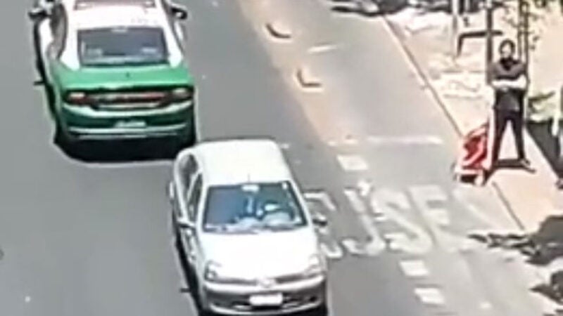 Renault Clio Sedan: dono acreditou que fugiria da polícia de ré